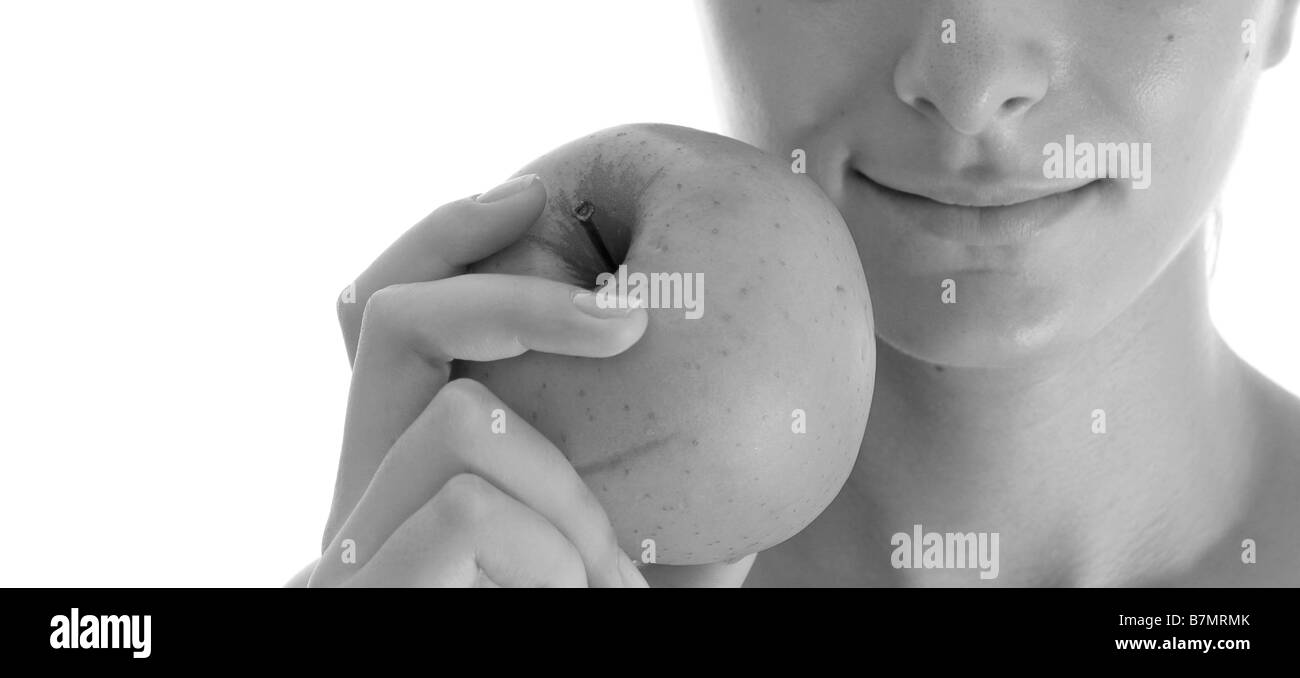 Schöne junge Frau essen gelben Apfel über weiß Stockfoto