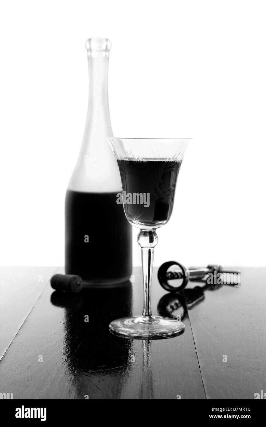 Rotweinglas und Flasche Stockfoto