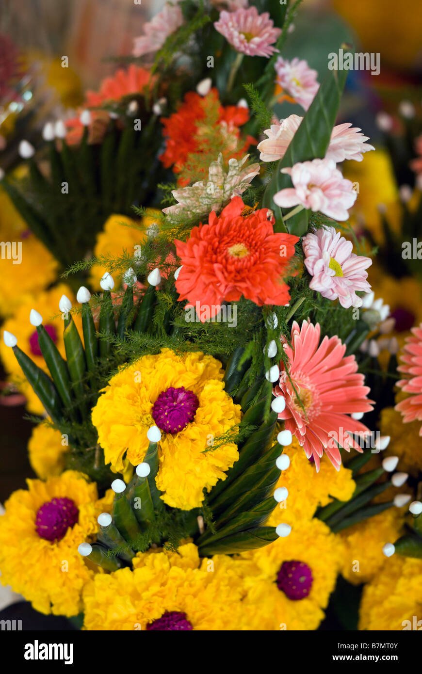 Detail der gemacht frisch devotional Blume anbieten zum Verkauf auf einen Stand auf Pak Khlong Talad Blumenmarkt Bangkok Thailand Stockfoto