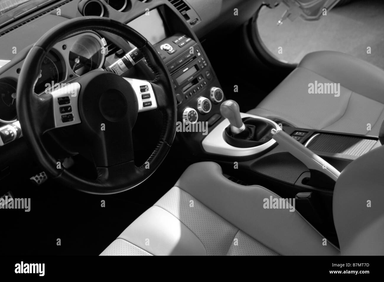 Moderne Sport-Auto-Innenausstattung: braun, Holz und Leder Stockfoto