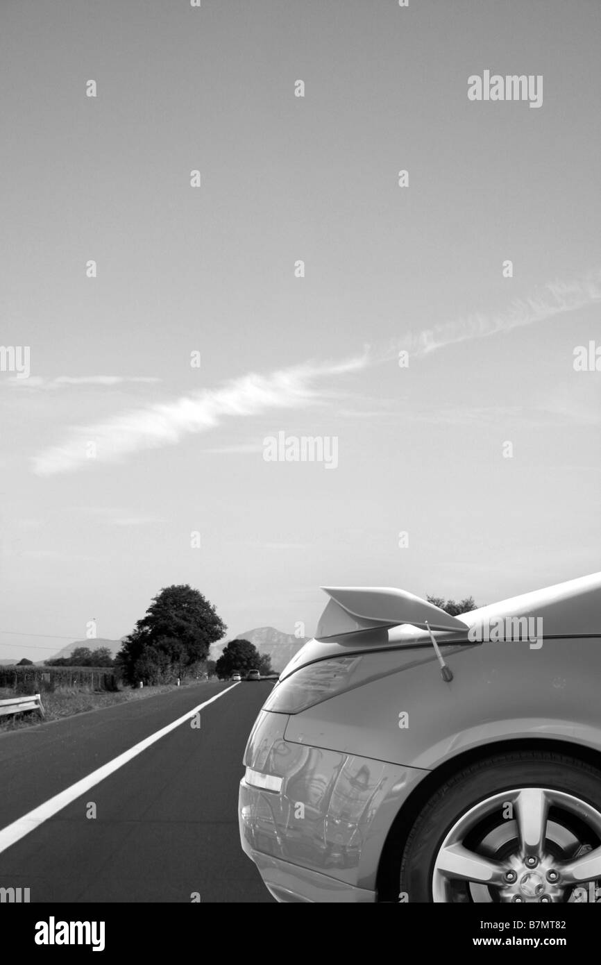 Sportauto auf der Autobahn Stockfoto