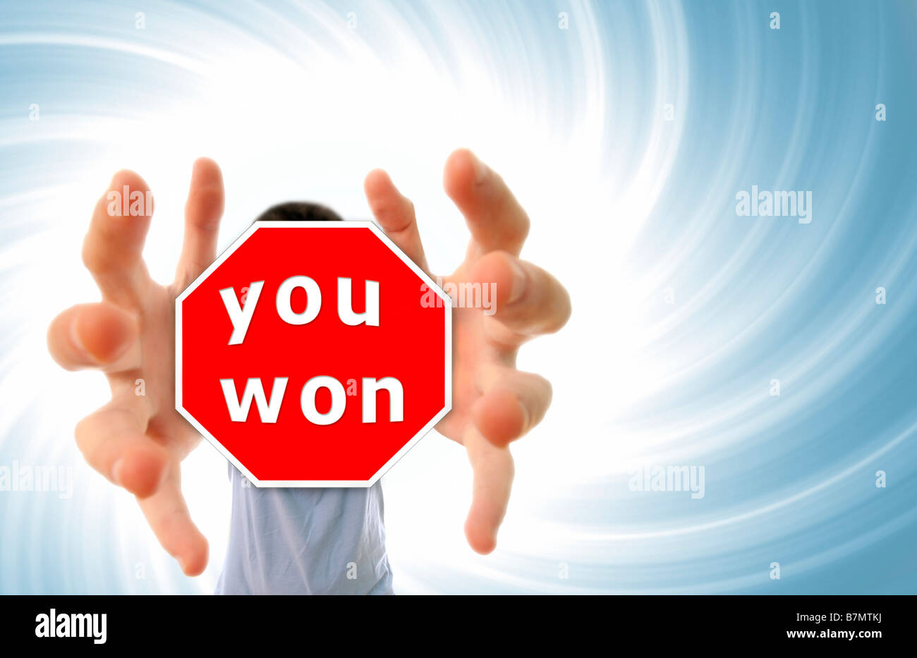 Mann packte ein rotes Schild Distortion-Effekt Stockfoto