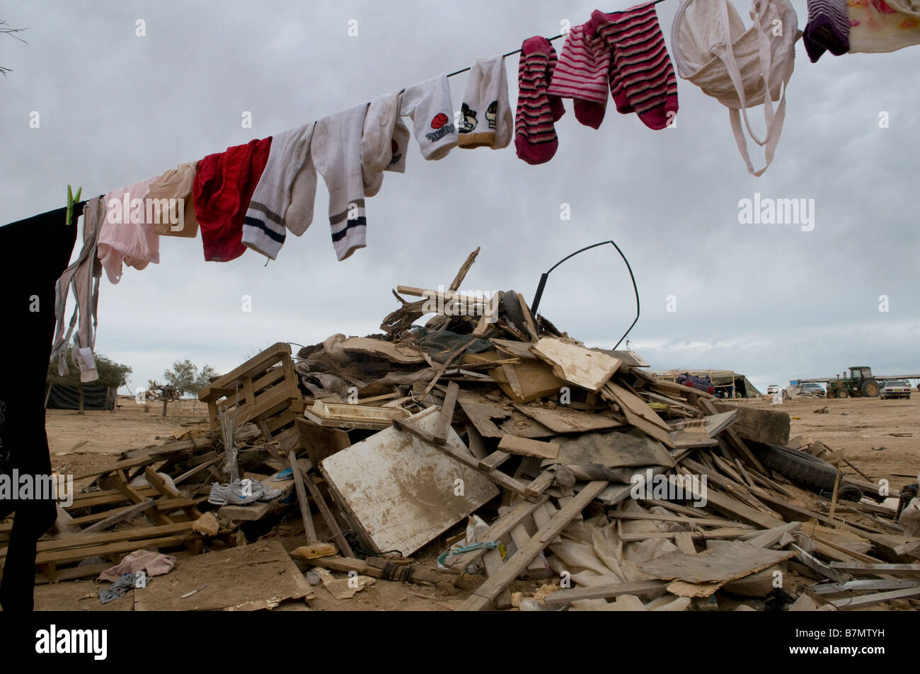 Kleidung auf die Wäscheleine inmitten der Ruinen von zu Hause durch die israelischen Behörden in ein unbekanntes Dorf Beduinen in der Wüste Negev im Süden Israels abgerissen Stockfoto