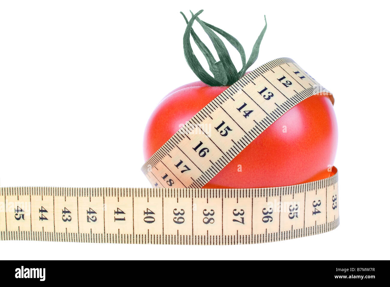 frische Tomaten mit Maßband auf weißem Hintergrund Stockfoto