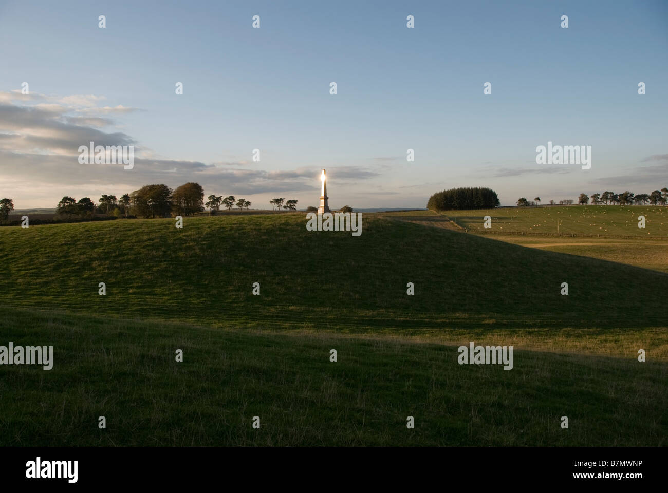 Ein Denkmal neben Offa's Dyke Footpath, Hawthorn Hill, Knighton, Powys, Großbritannien, gewidmet Richard Green Price, der die Eisenbahn in die Region brachte Stockfoto