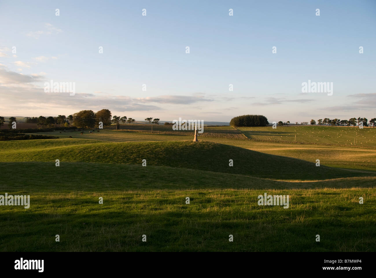 Ein Denkmal neben Offa's Dyke Footpath, Hawthorn Hill, Knighton, Powys, Großbritannien, gewidmet Richard Green Price, der die Eisenbahn in die Region brachte Stockfoto