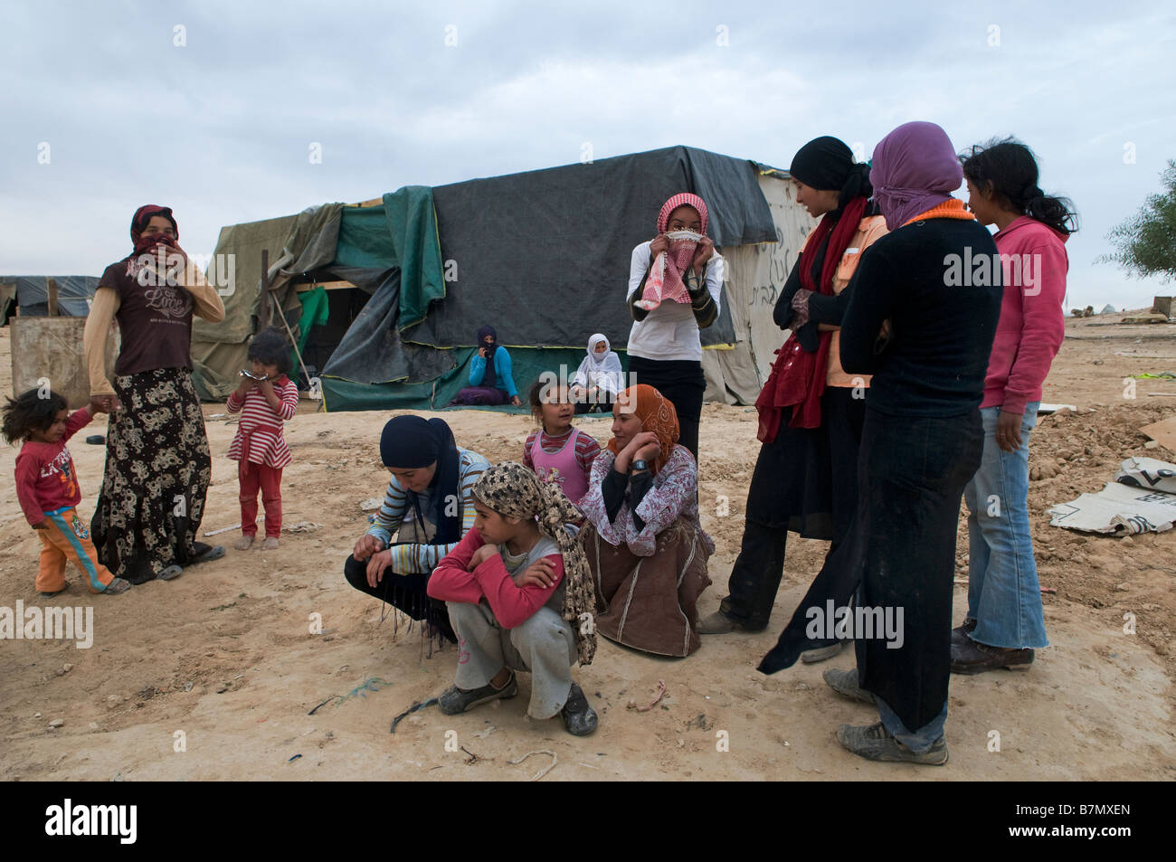 Eine Gruppe der beduinischen Frauen mit ihren Kindern in einem provisorischen Lager Beduinen in der Wüste Negev im Süden Israels Stockfoto