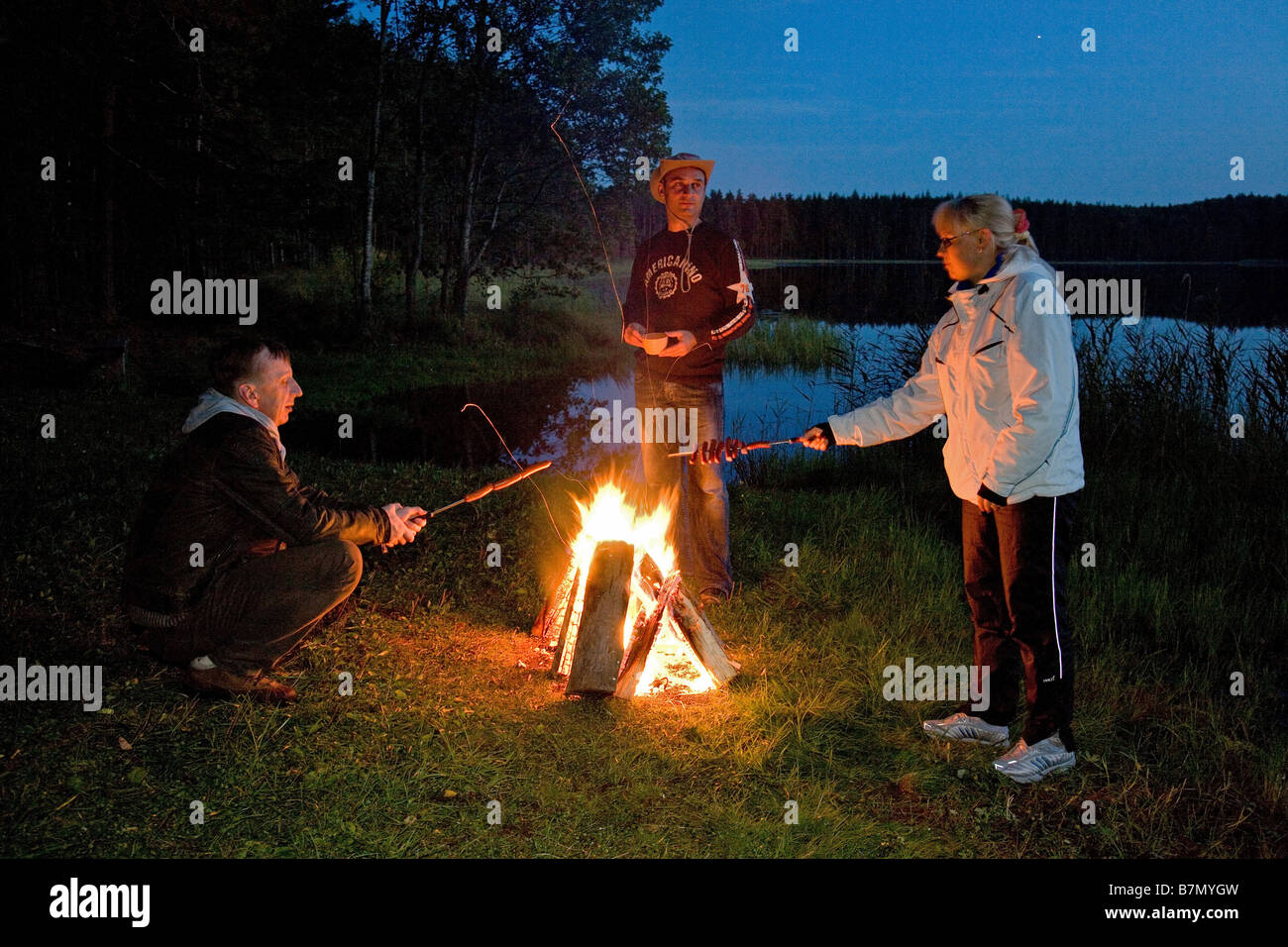 Freunden entspannende Lagerfeuer, Meenikunno Landschaft Reserve, Põlva County, Estland, Europa Stockfoto