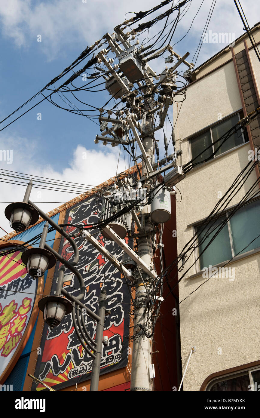 Ein Kabelgewirr an einem Netzpol oder Strompol in Osaka, Japan Stockfoto