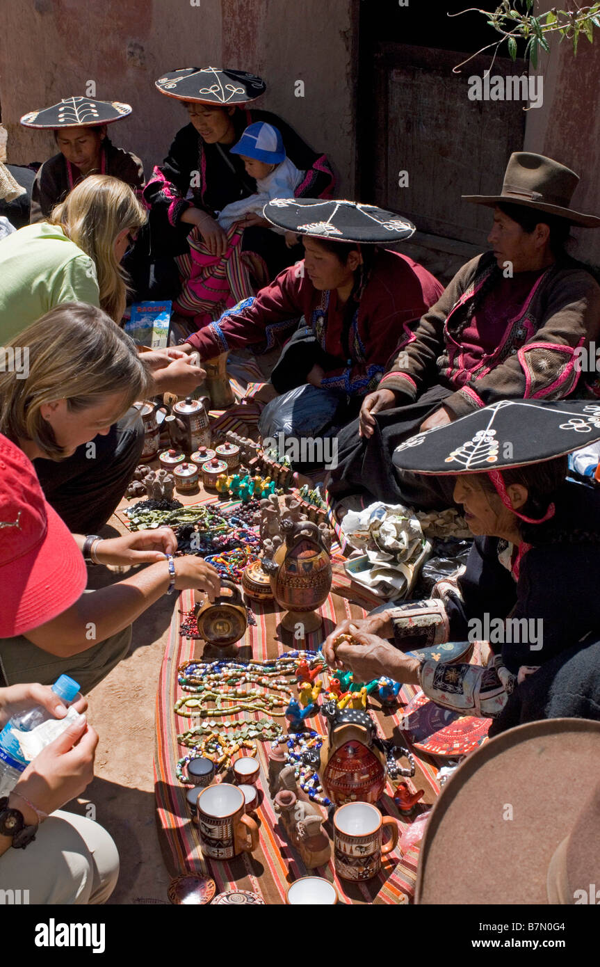 Lokale hispanischen peruanische Frau tragen traditionelle Kleidung und Hüte, Verkauf von Souvenirs an Touristen auf einem Markt. Stockfoto