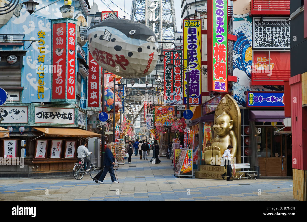 Osaka, Japan. Eine Straße im Shinsekai-Viertel, mit einem überhöhten Fisch, der ein "fugu"-Restaurant (der giftige Pufferfisch) wirbt Stockfoto