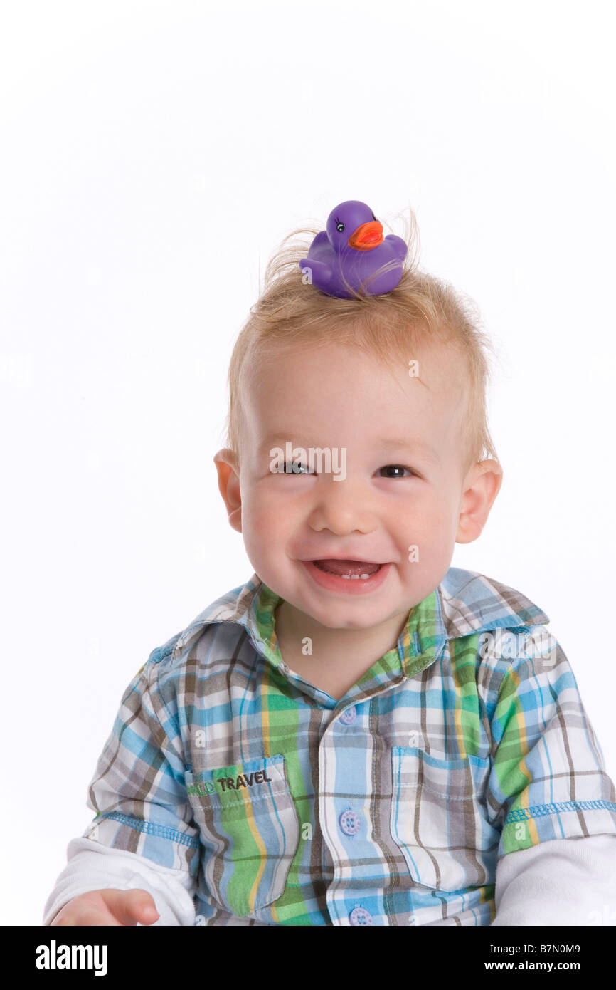 Toddlerboy mit Kunststoff Ente auf dem Kopf Stockfoto