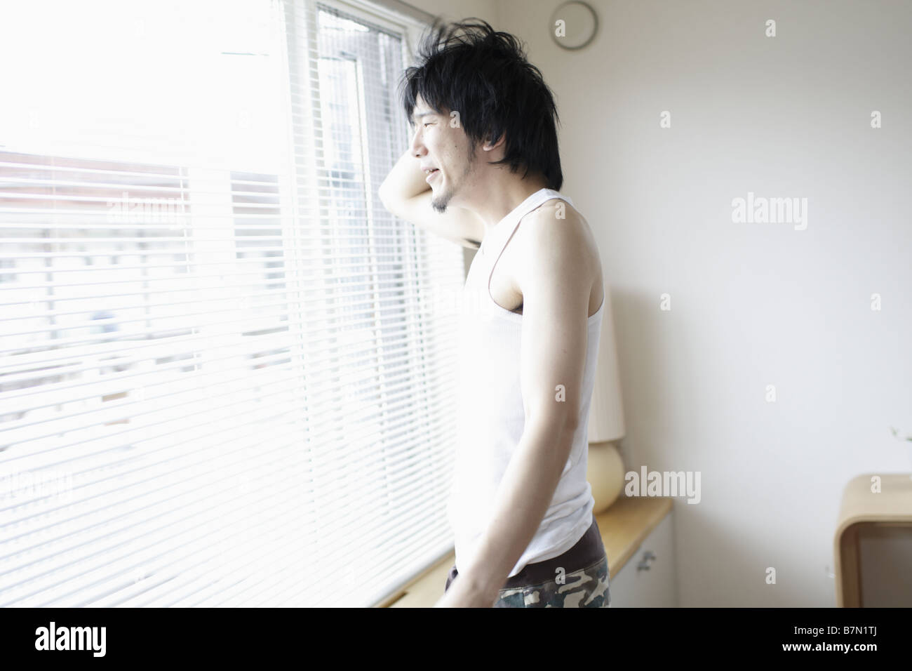 Mann auf der Suche durch Fenster Stockfoto