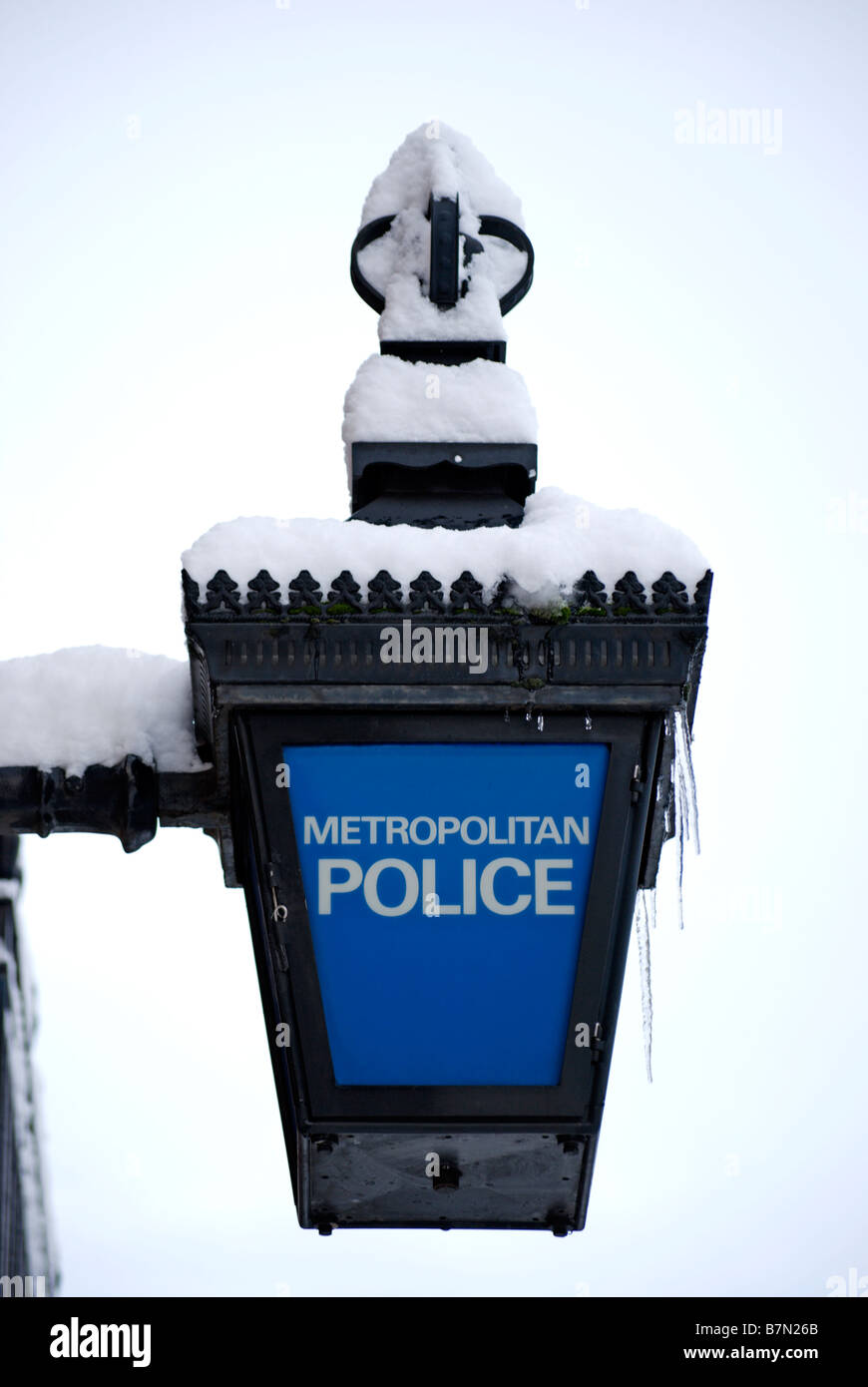 Schnee bedeckt die blaue Lampe der metropolitan Police Station in Twickenham, Middlesex, england Stockfoto