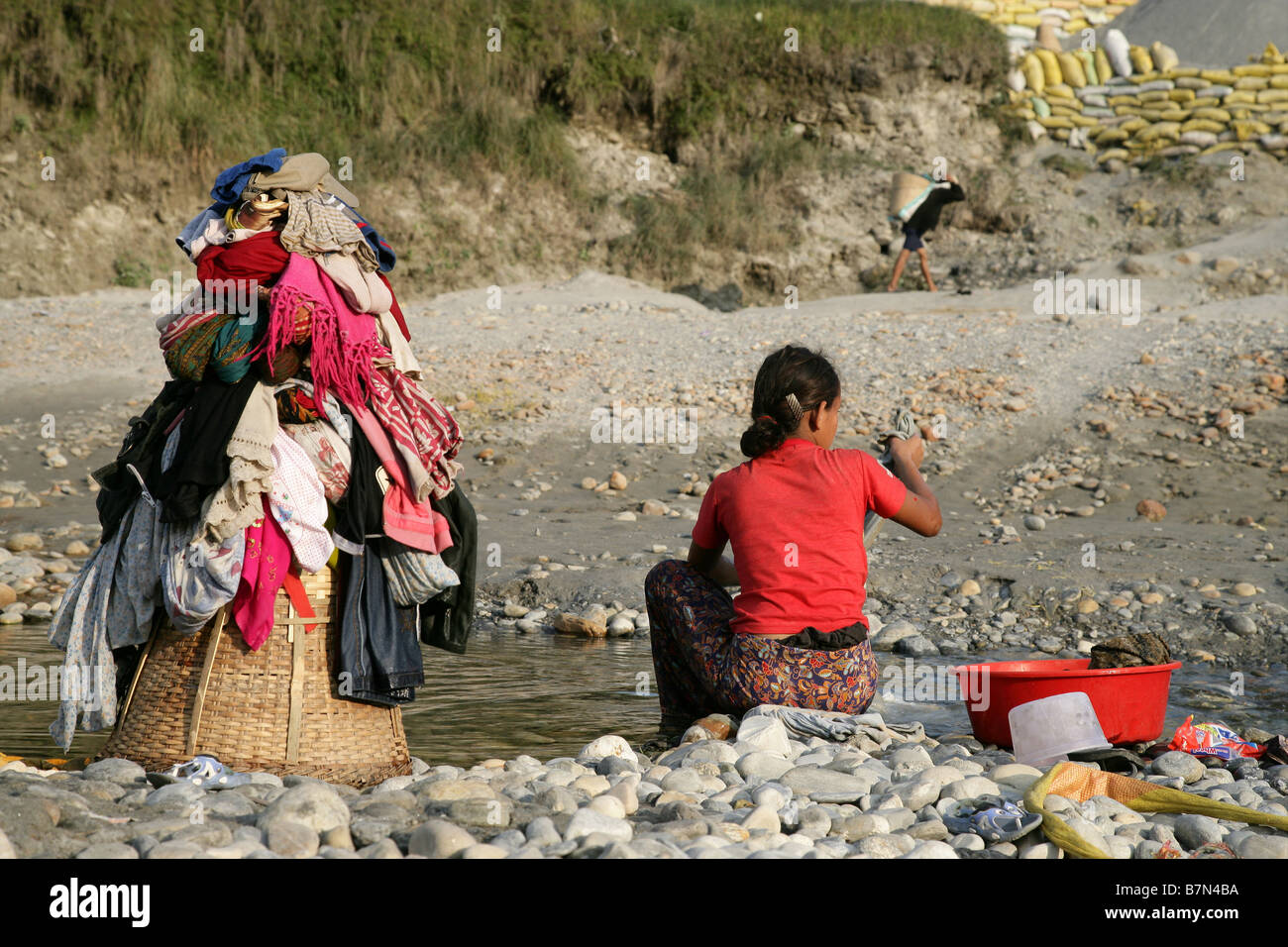 Lady waschen Kleidung Seti River Stockfoto