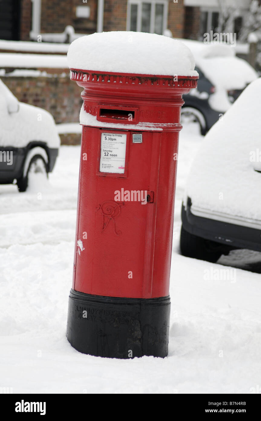 Briefkasten mit Schnee bedeckt Stockfoto