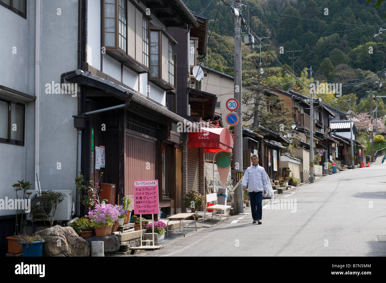 Einer ruhigen Straße in den frühen Morgenstunden im östlichen Kyoto, Japan Stockfoto