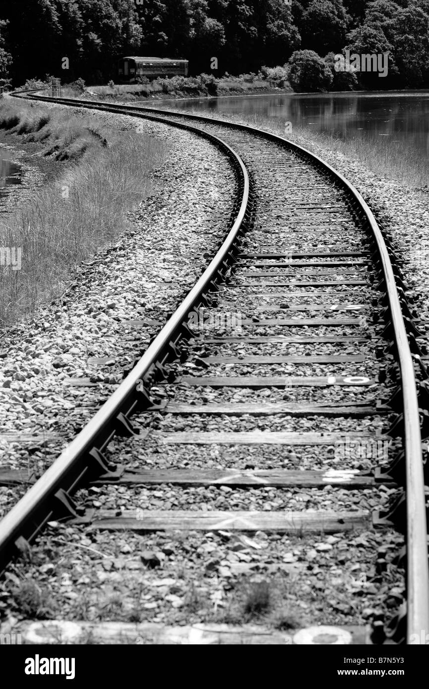 Ein First Great Western Zug in der Ferne unter dem Gesichtspunkt der Bahnstrecke an der Mündung des Flusses Looe, Cornwall sehen. Stockfoto