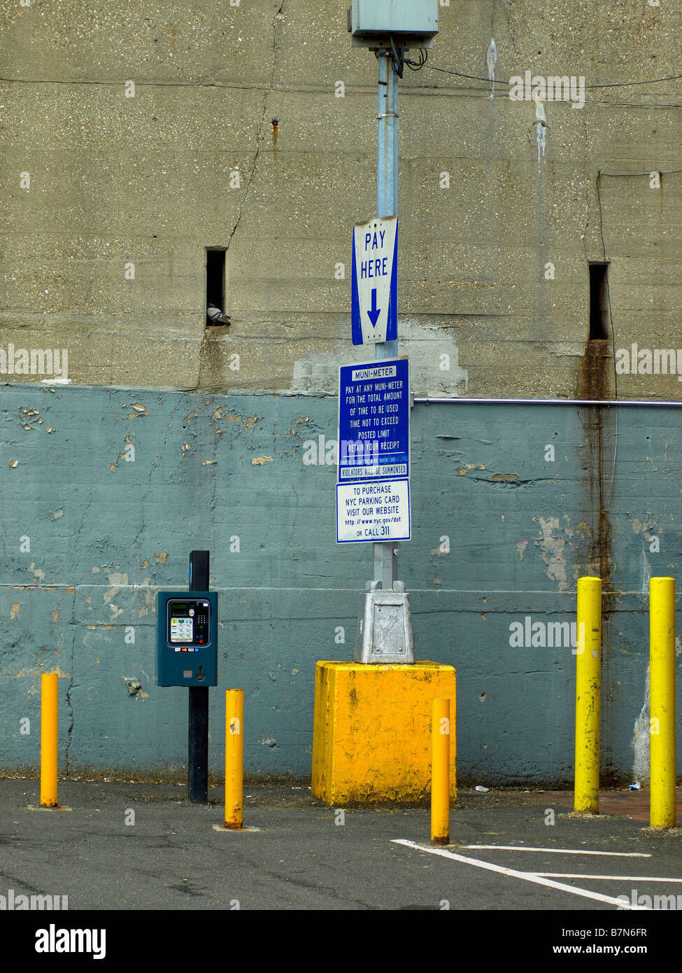 Munimeter Parkplatz Meter oder Paybox bezahlen viel in Astoria, Queens, New York. Stockfoto