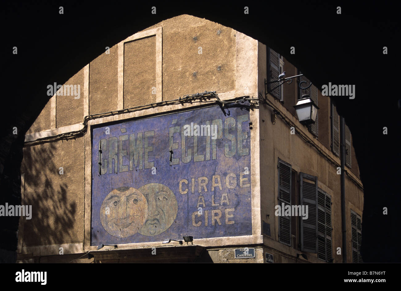 Alte bemalte Wand Werbung für Wachs Politur, Creme Eclipse & Clock Tower Gateway, Aix-en-Provence, Frankreich Stockfoto