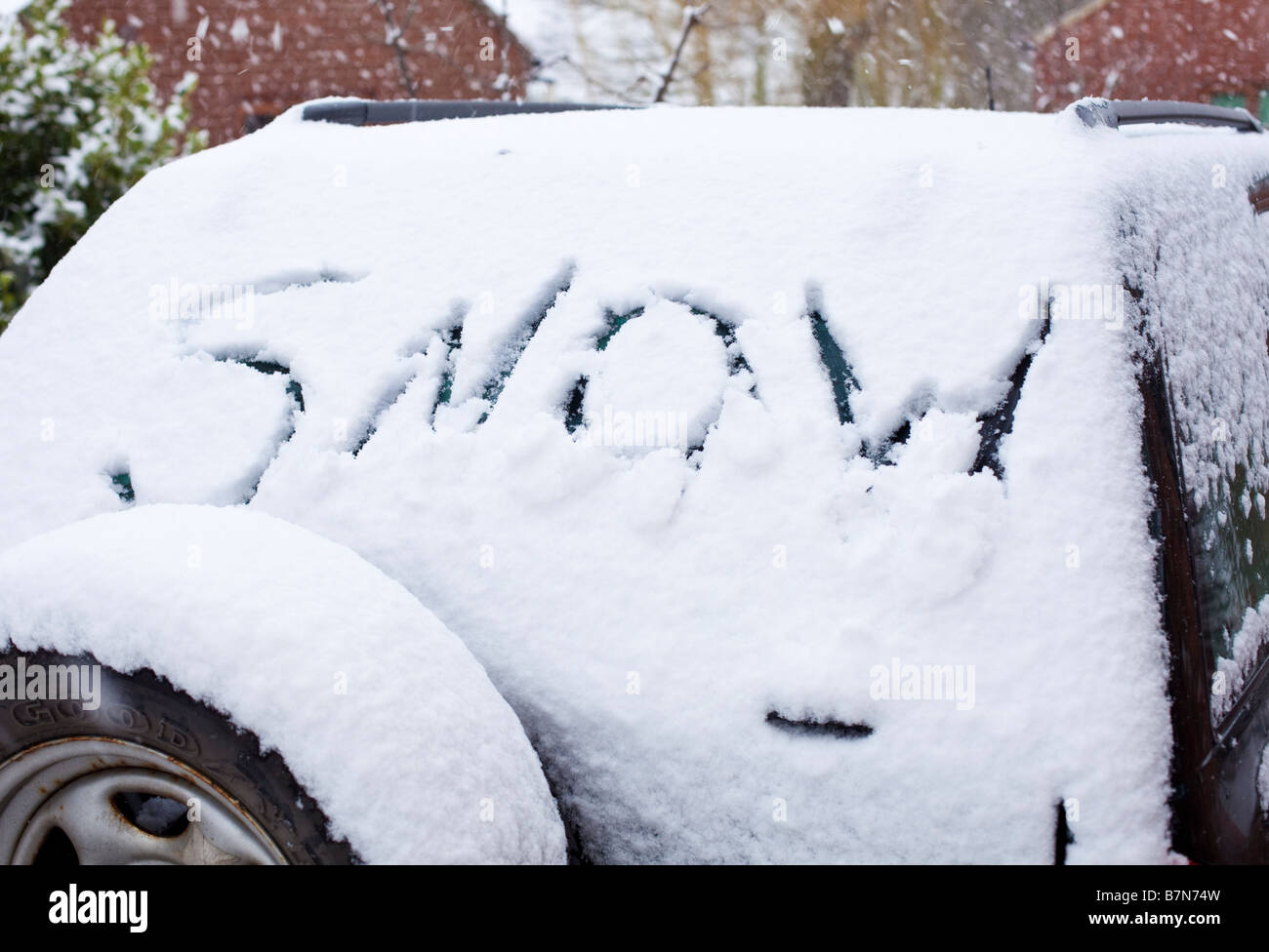 Schnee-Wort gezeichnet im Neuschnee auf einer 4 x 4 Auto Heckscheibe Stockfoto