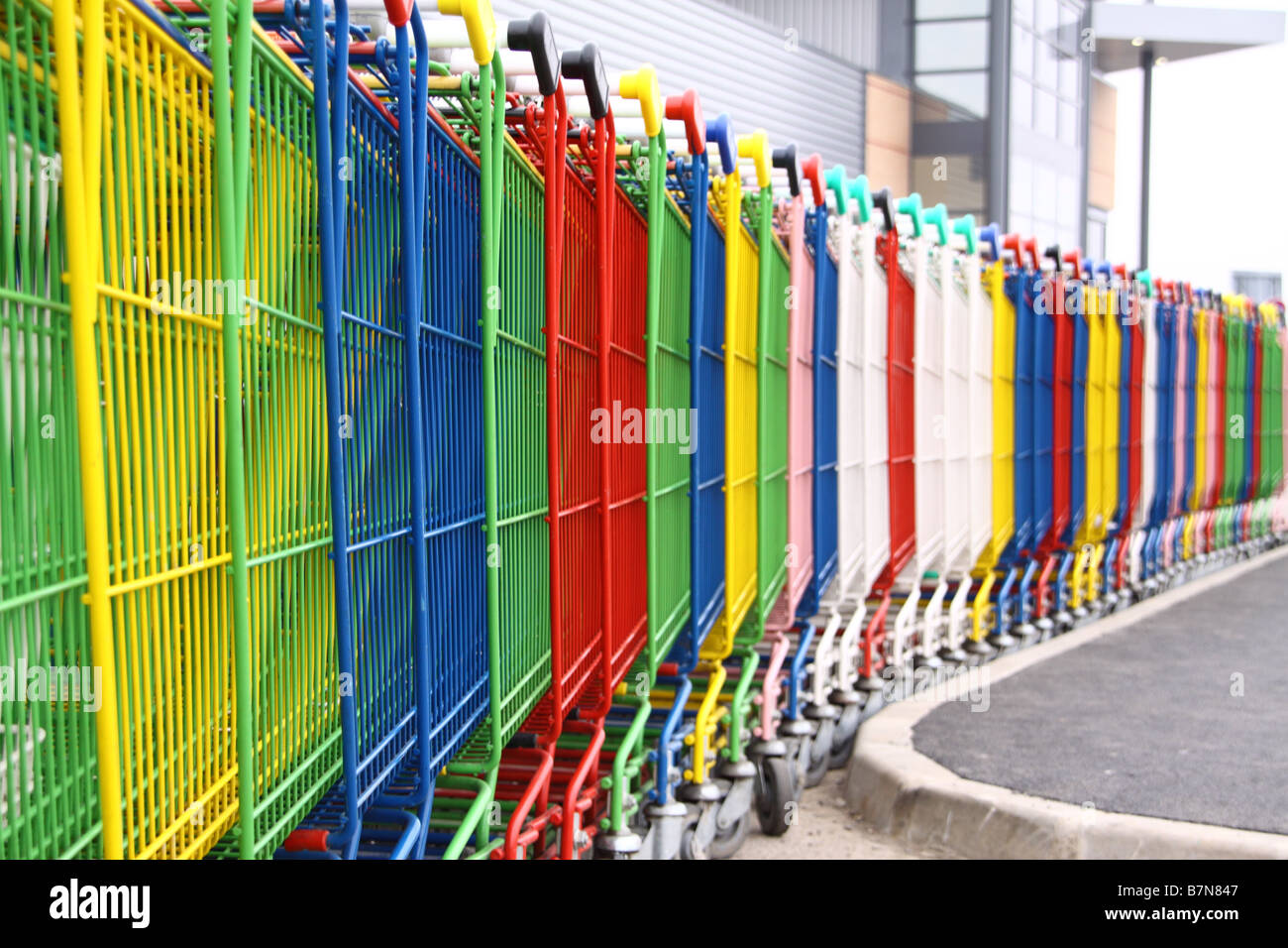 Warteschlange mit bunten Einkaufswagen Stockfoto