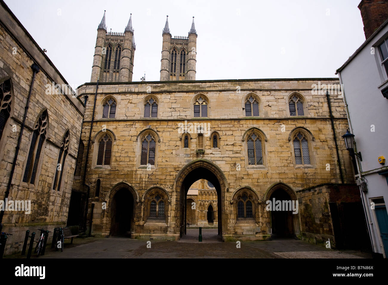 Die Türme der Kathedrale von Lincoln hinter Finanzminister Tor, England. Stockfoto