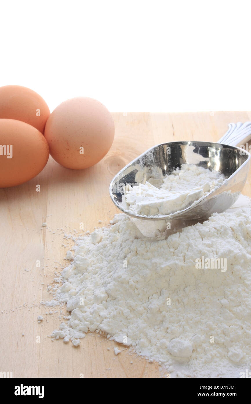 Kochzutaten für die Zubereitung von Speisen am Tisch isoliert Stockfoto