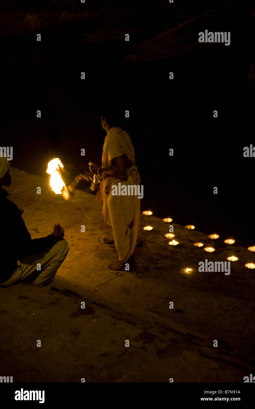 Heiligen Ganges, Zeremonie, Indianerfest, Geist, Anhänger, Weisheit, Diwali, Pilger, Kerzen am heiligen Fluss Ganges, Nacht, Stockfoto