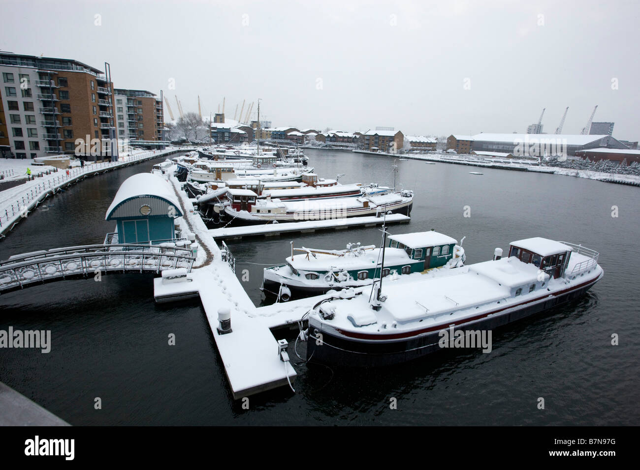 Aufnahmen im Schnee in den Docklands von London Februar 2009 Hausboote auf Blackwall Basin Stockfoto