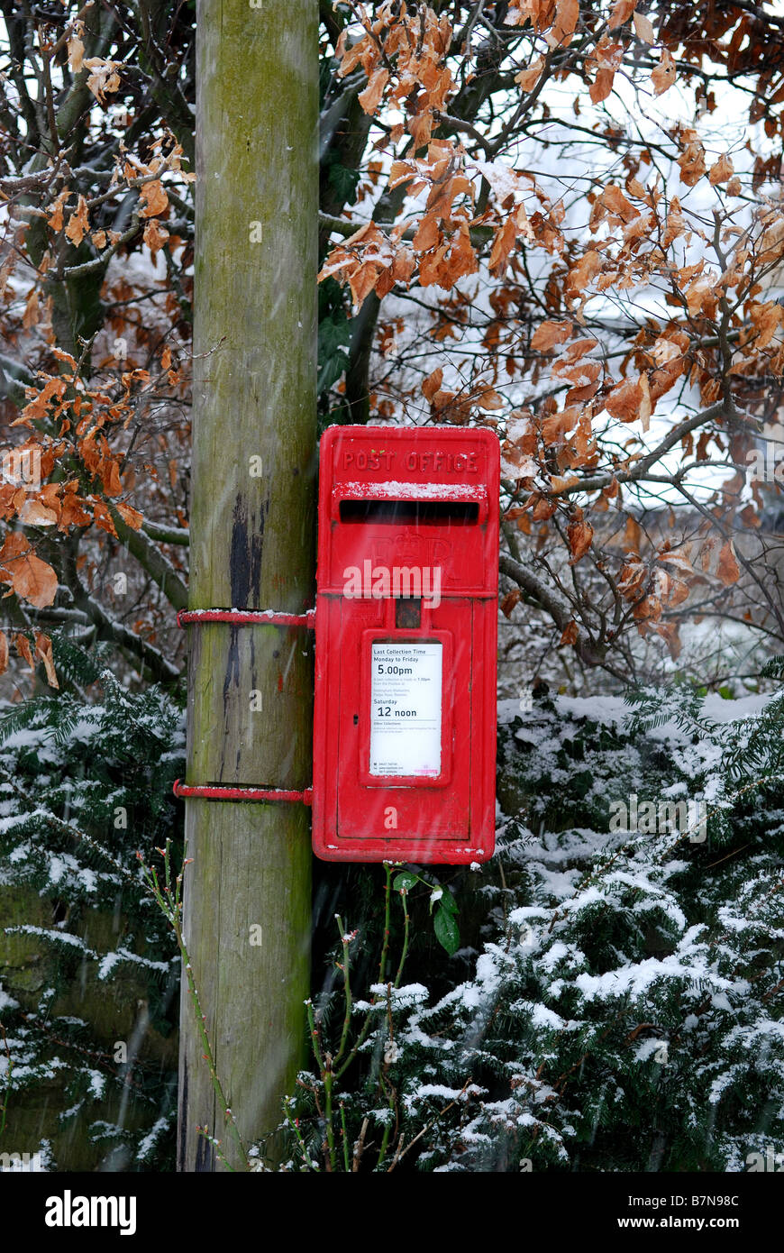 Roten Briefkasten Winter. Stockfoto