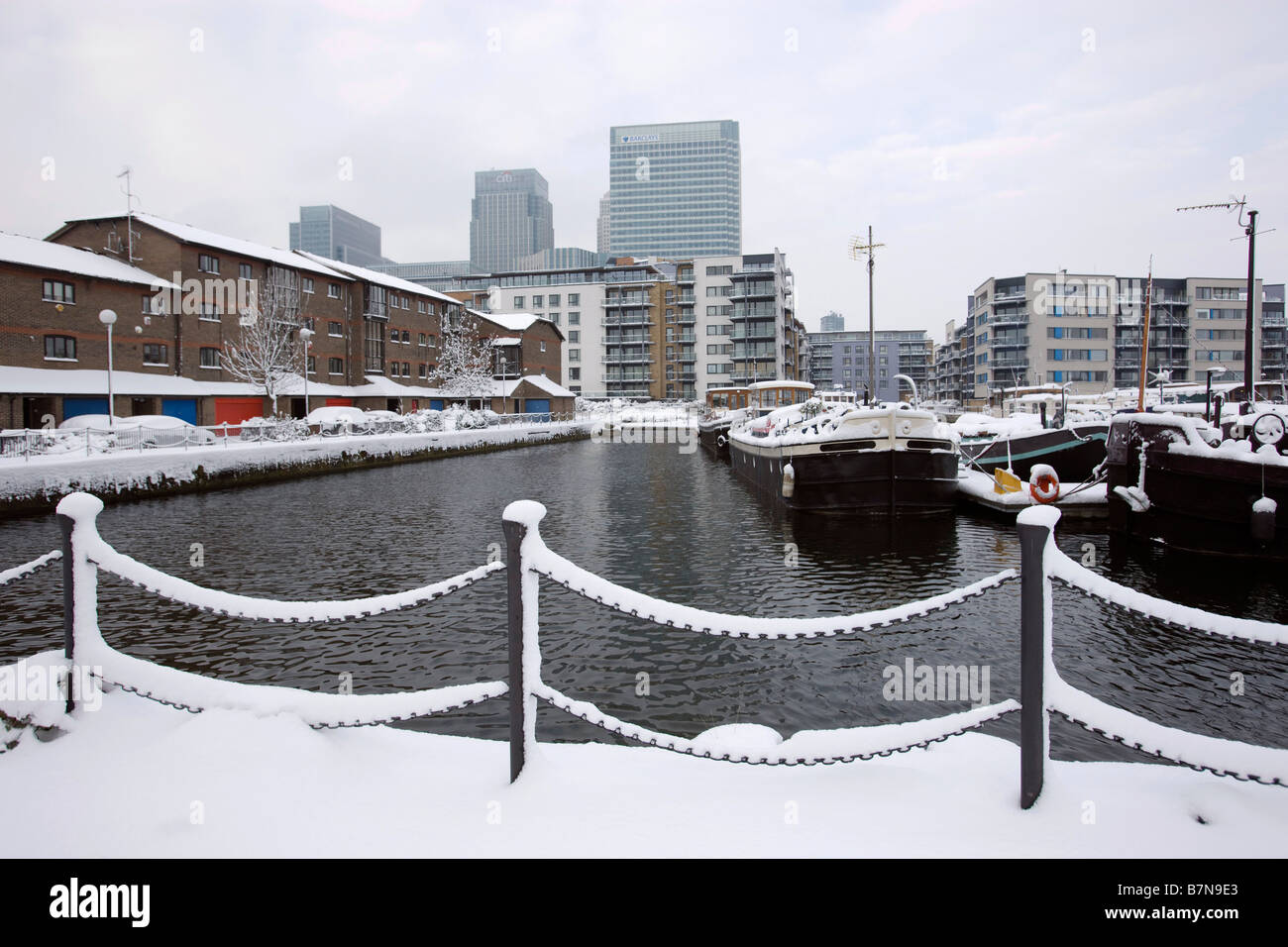 Aufnahmen im Schnee in den Docklands von London Februar 2009 Hausboote auf Poplar Dock Stockfoto