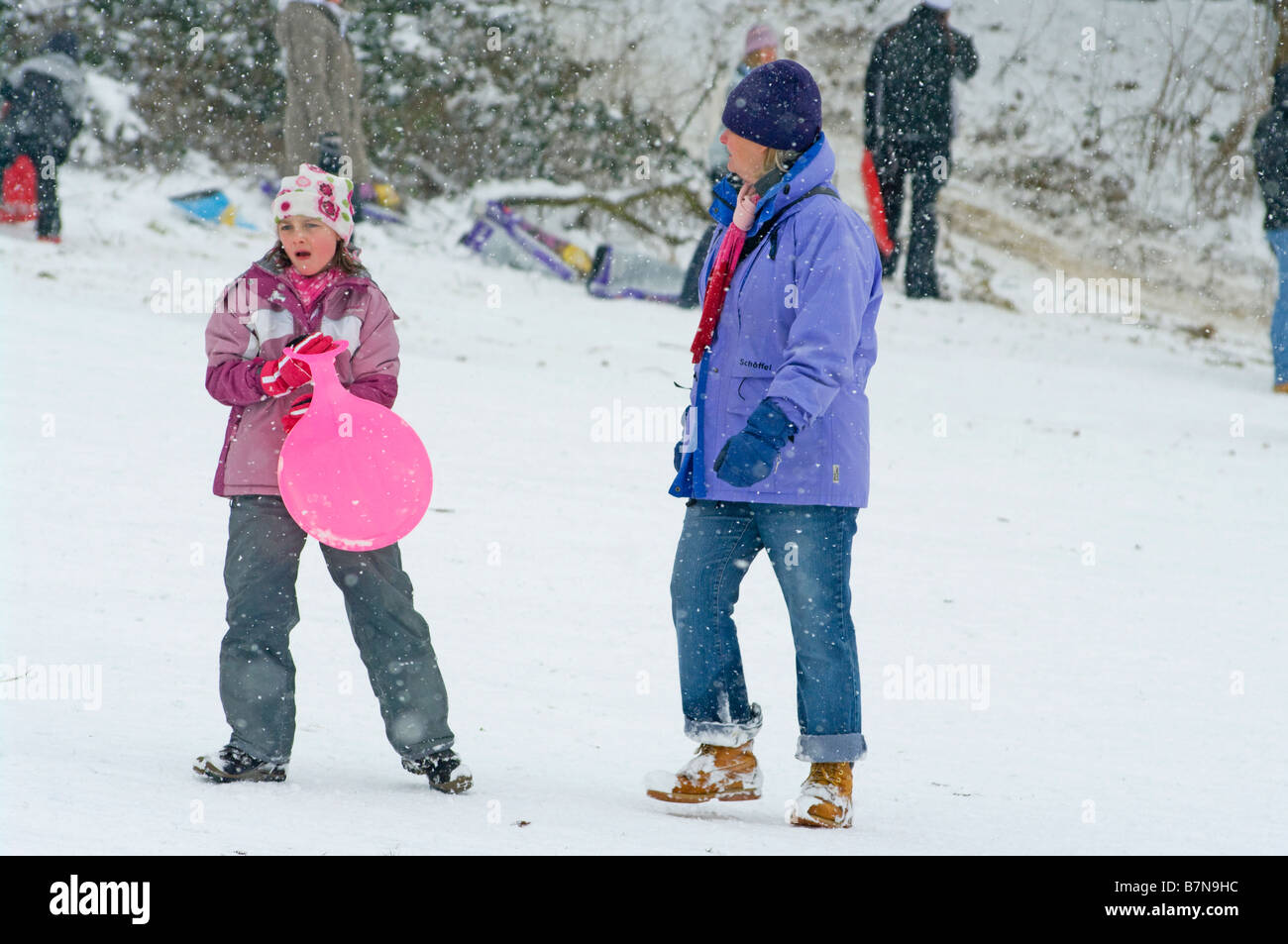 Mutter und Tochter-Menschen-Familie im Schnee spielen Stockfoto