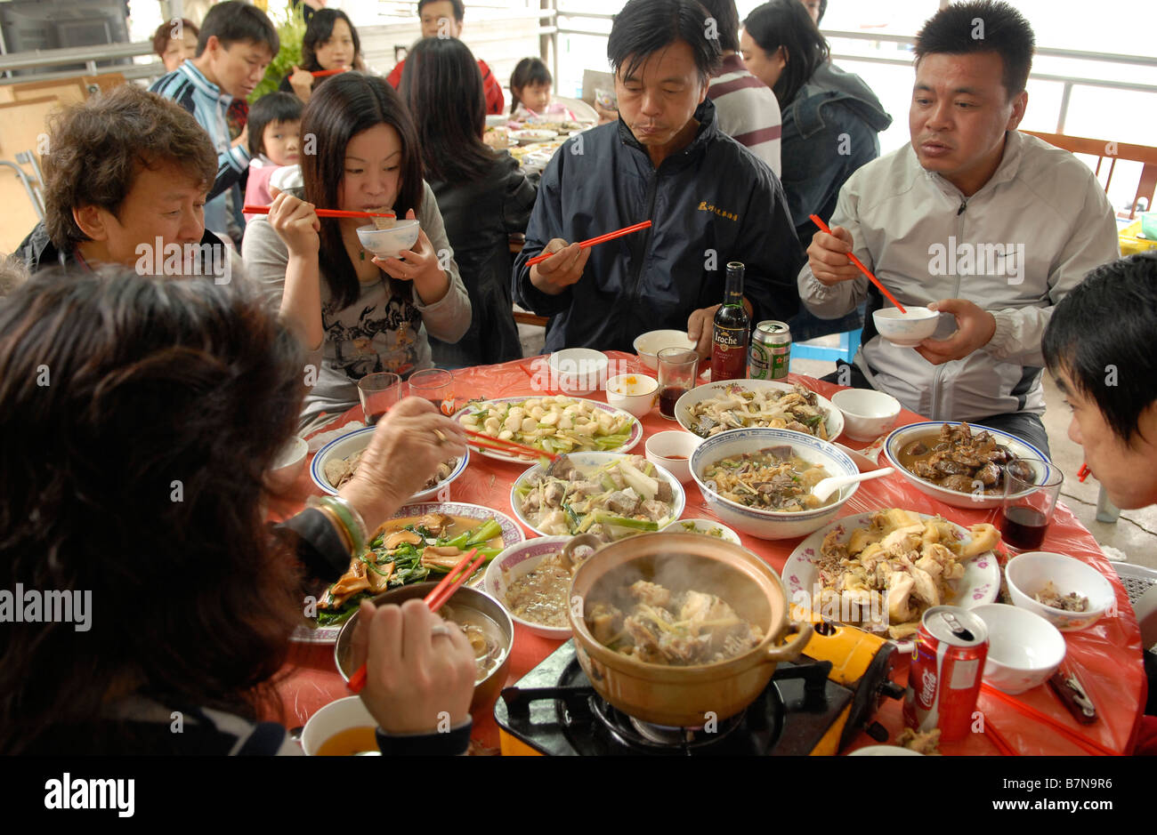 Die Einheimischen essen traditionelles chinesisches Essen mit Kotelettstangen in Hongkong China Stockfoto