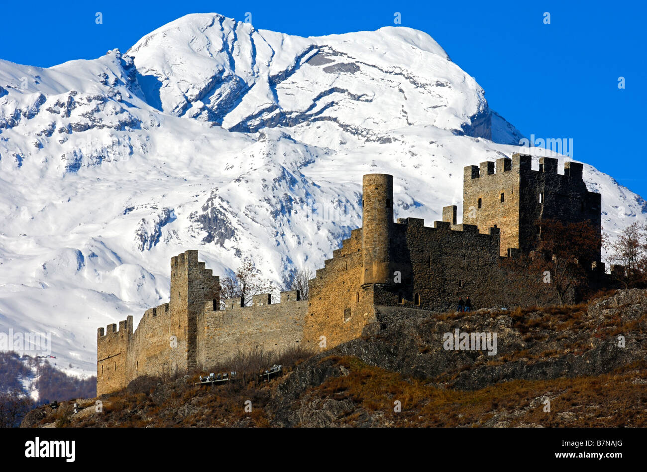 Ruinen des Schlosses von Tourbillon, Château de Tourbillon, gegen den Schnee bedeckt Schweizer Alpen, Sion, Wallis Schweiz Stockfoto