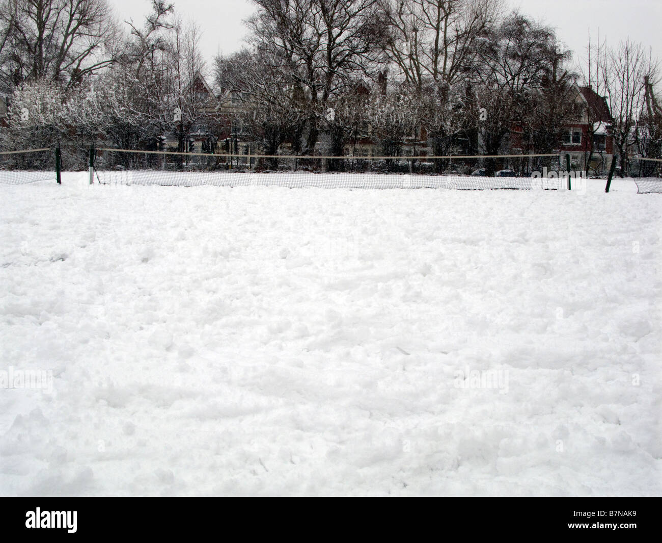 Leere Tennisplatz mit Schnee bedeckt Stockfoto