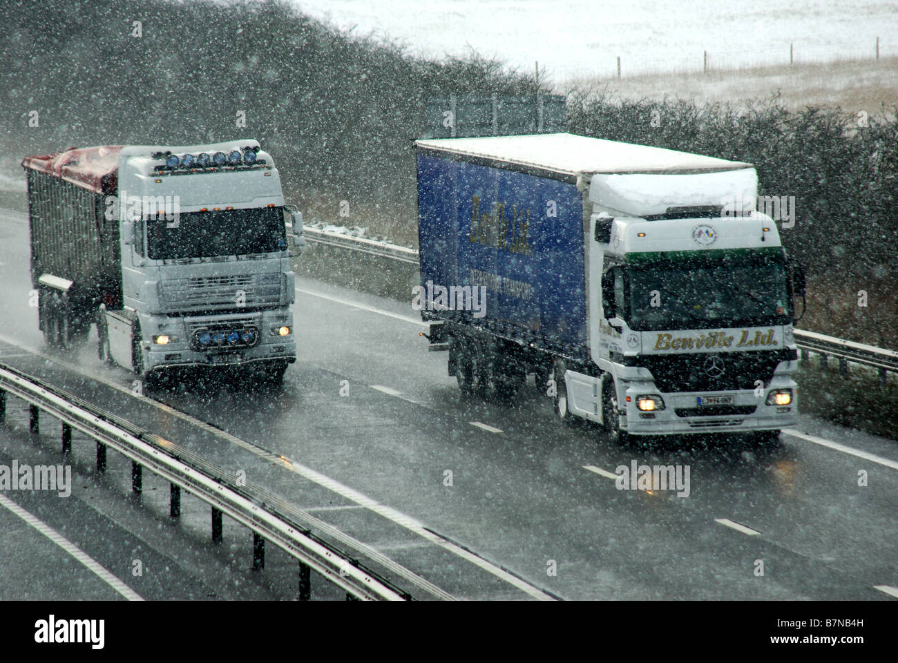 LKW im Blizzard. Stockfoto