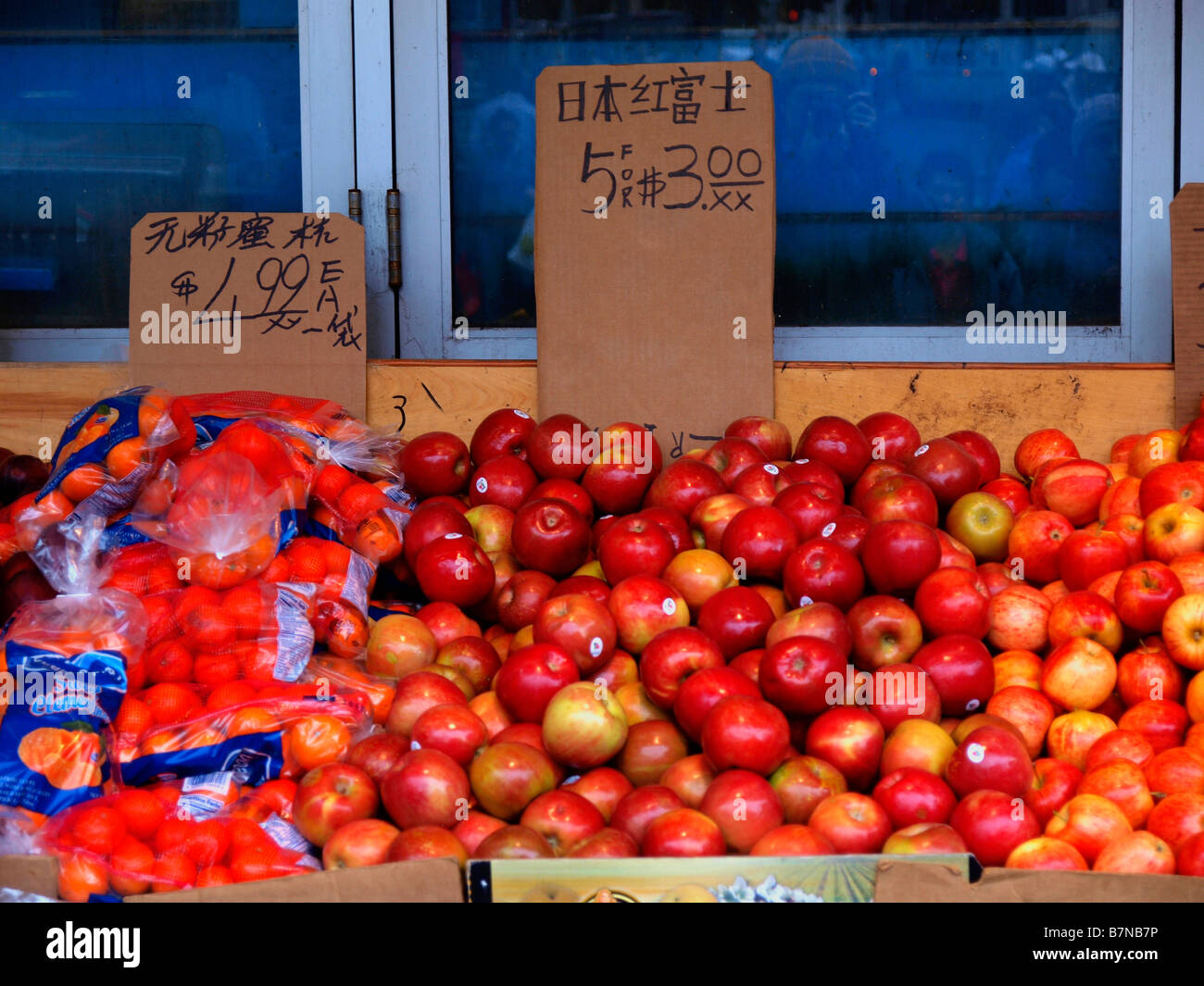 Äpfel und Mandarinen auf Verkauf im Freien in einem Shop in New Yorks Chinatown. Stockfoto