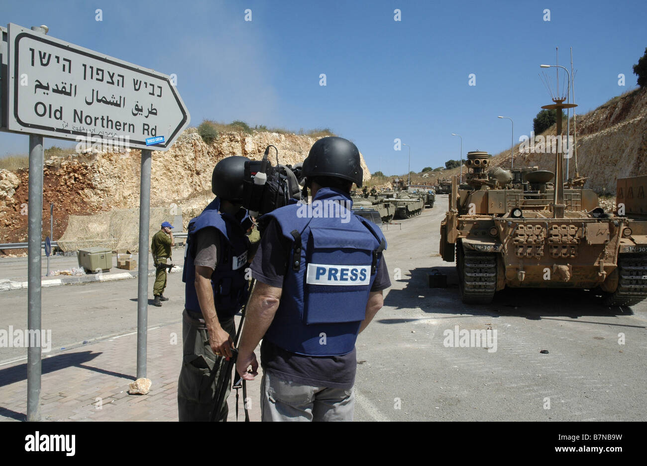 TV News Crew das Tragen von Helm und Schutzkleidung flak Jacket markiert 'TV' nehmen die israelischen Truppen im nördlichen Israel Libanon Grenze Stockfoto