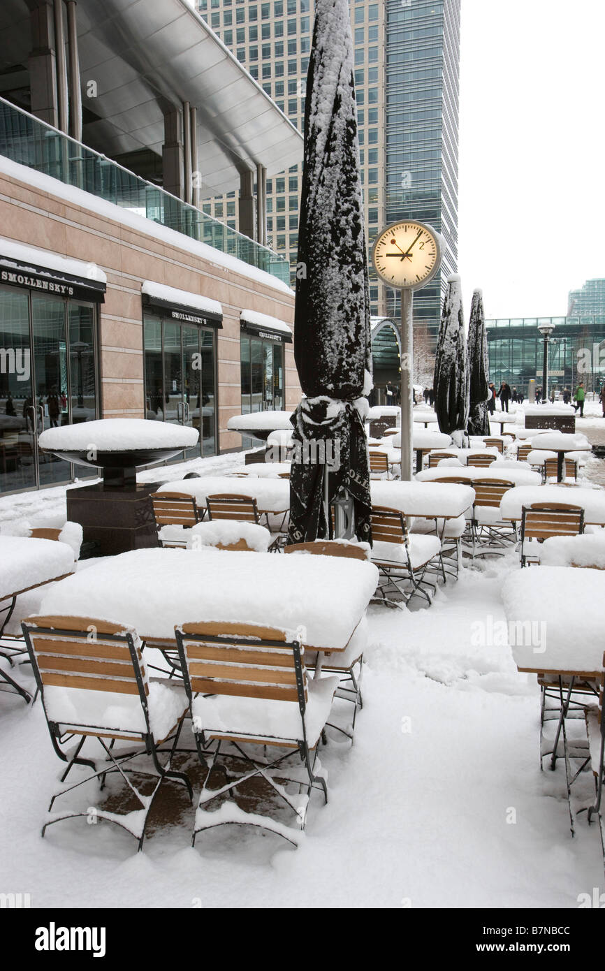 Aufnahmen im Schnee in den Docklands von London Februar 2009 Schnee bedeckten Tischen in einem Restaurant in der Nähe von Canary Wharf Stockfoto