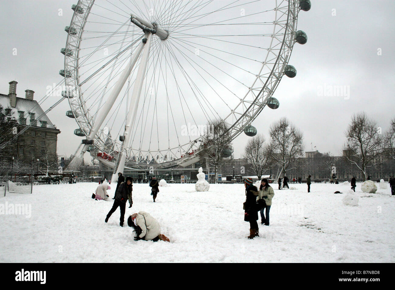 Ein Schneemann vor dem London eye Stockfoto