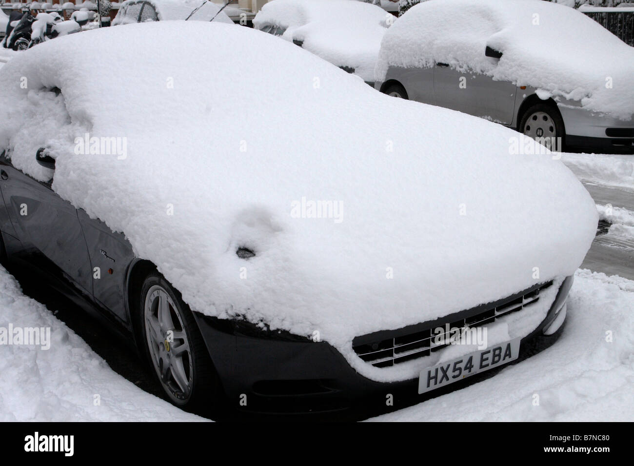 Auto abgedeckt im Schnee in Wandsworth, London, 2009 Stockfoto