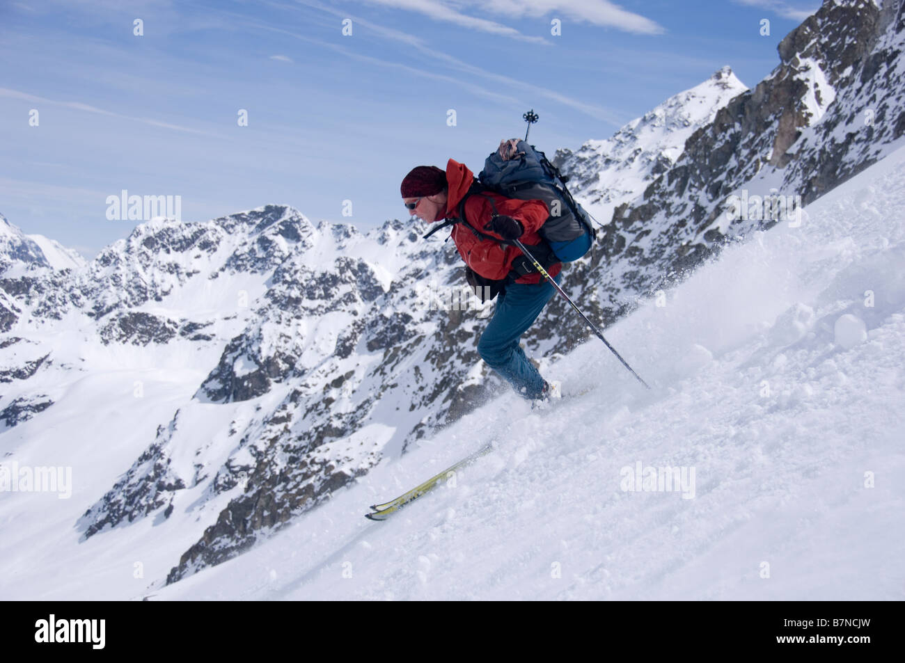 Ski-Alpinisten absteigender Hang in den Schweizer Alpen, Graubünden. Stockfoto