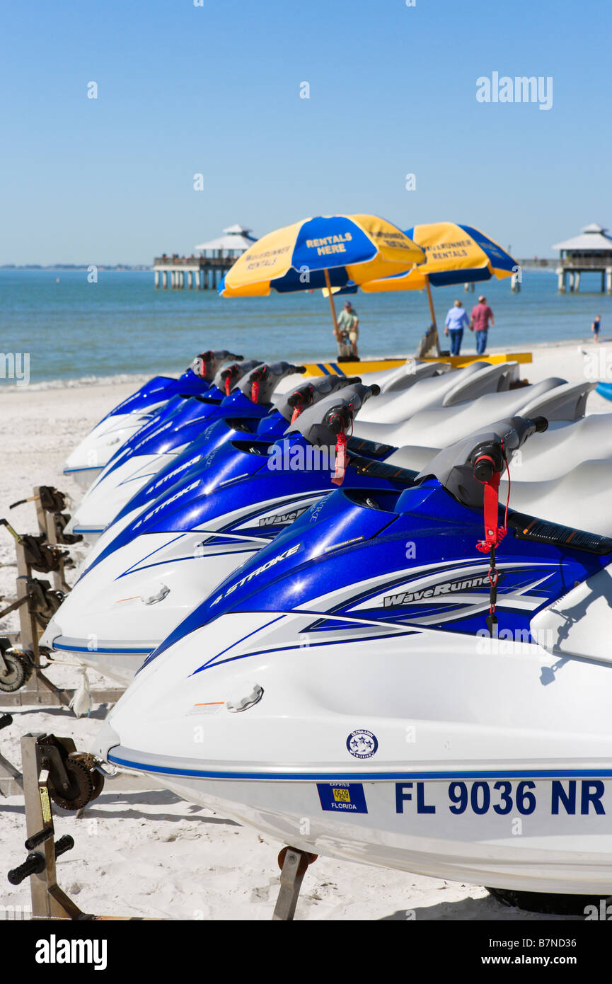 WaveRunner Jetski am Strand in der Nähe von Pier, Estero Island, Fort Myers Beach, Golfküste, Florida, USA Stockfoto