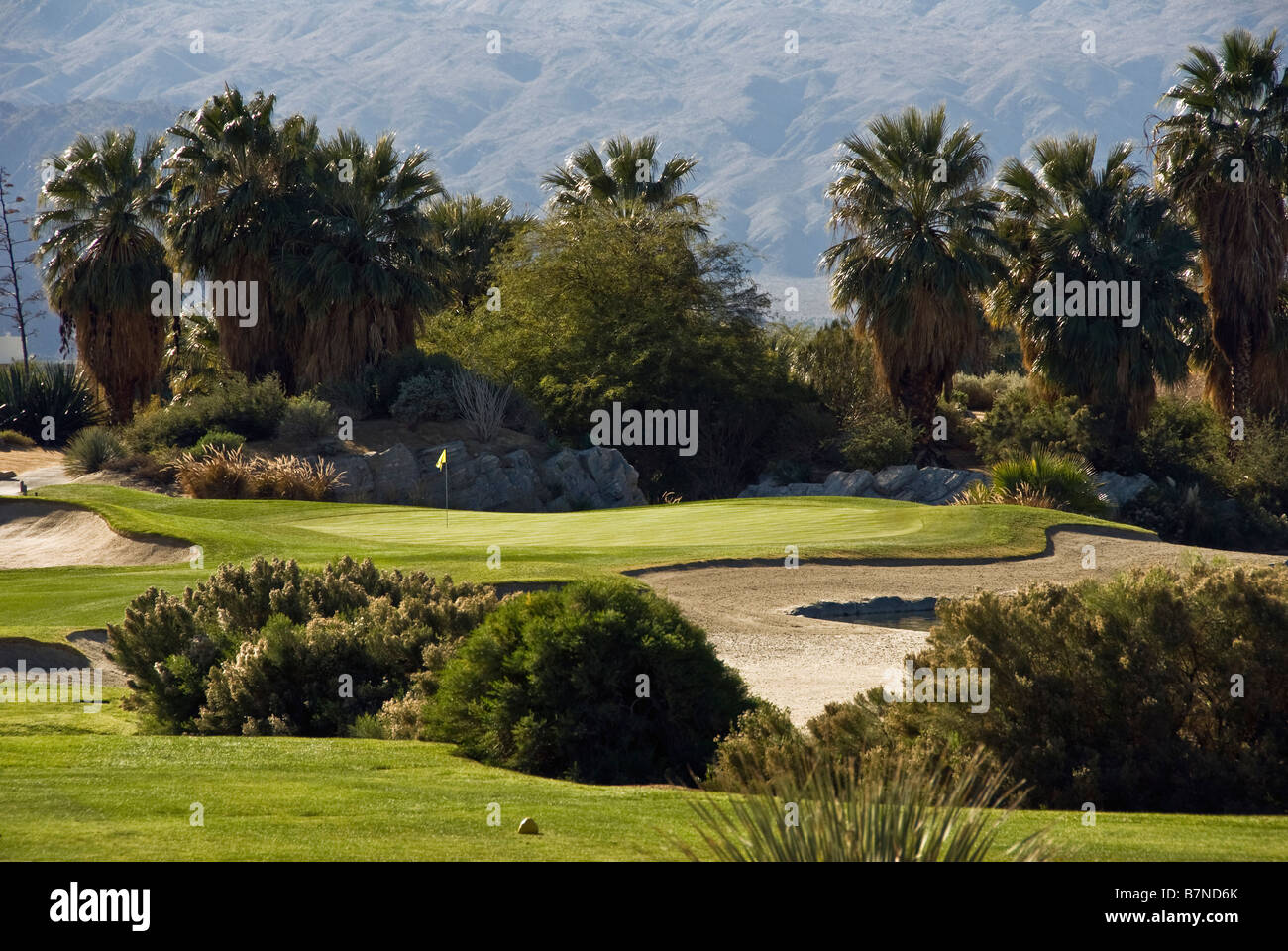Wüste Weide Golf Resort Palm Desert CA in der Nähe von Palm Springs CA Wagen Weg Wasser Flaggenstock green California Scenic Stockfoto