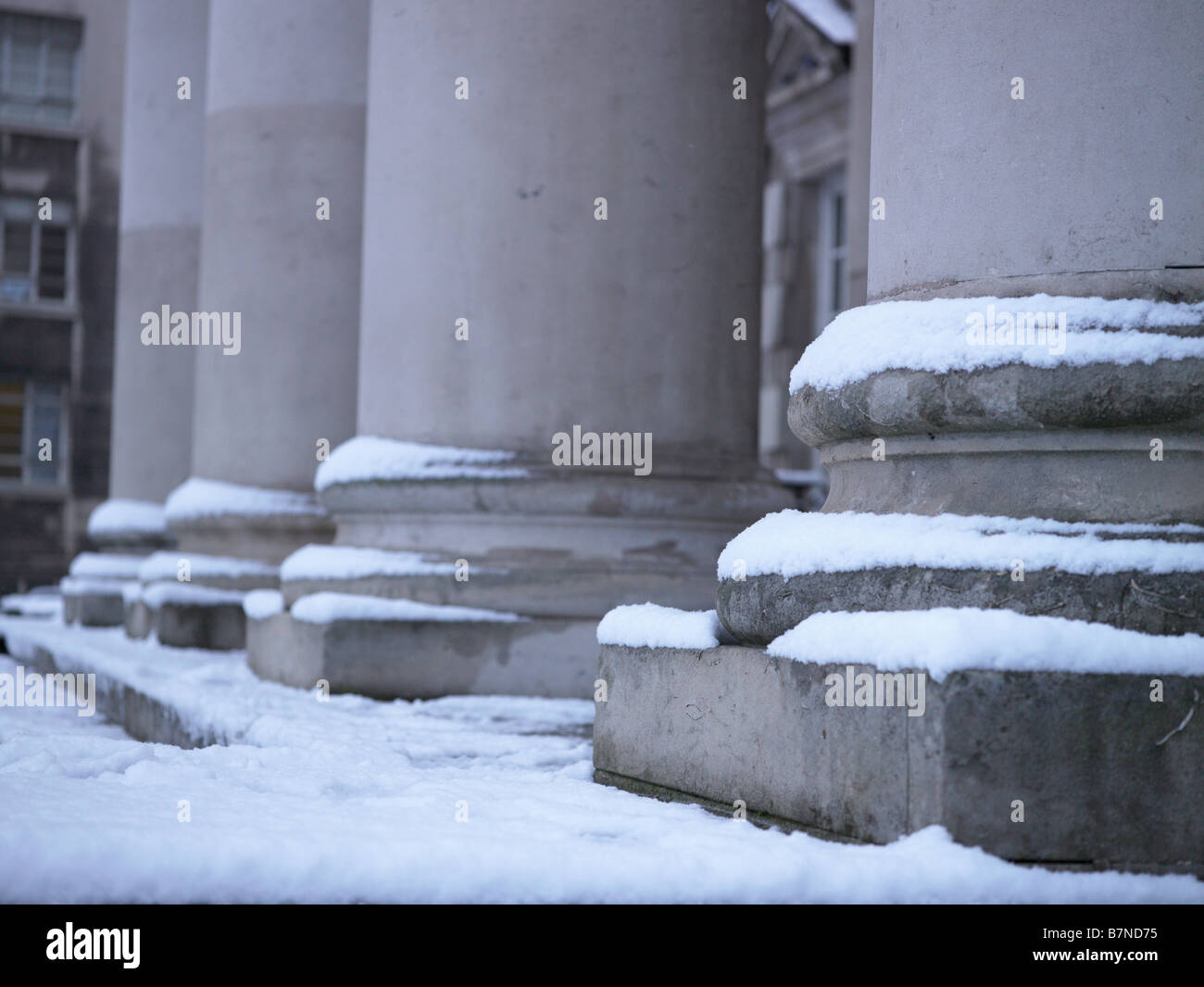 Schneebedeckte Säulen an der Vorderseite des Rathauses von Leeds Stockfoto