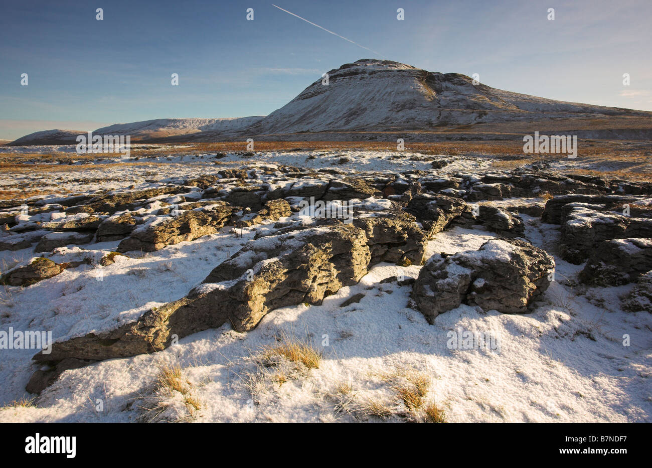 Schneebedeckte Ingleborough Hügel an einem sonnigen Wintern Morgen gesehen vom Bereich weiße Narben Ribblesdale Yorkshire Dales Stockfoto