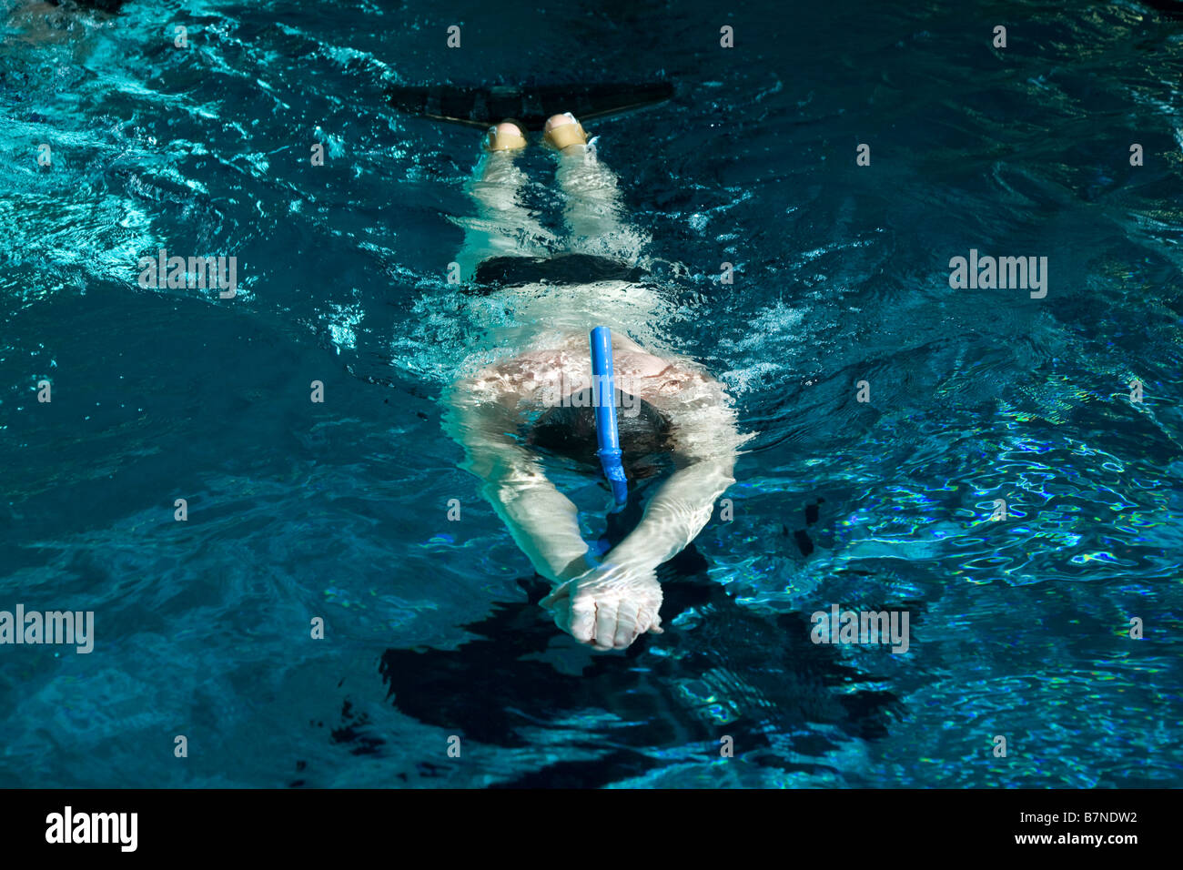 Taucher mit Schnorchel schwimmen Stockfoto