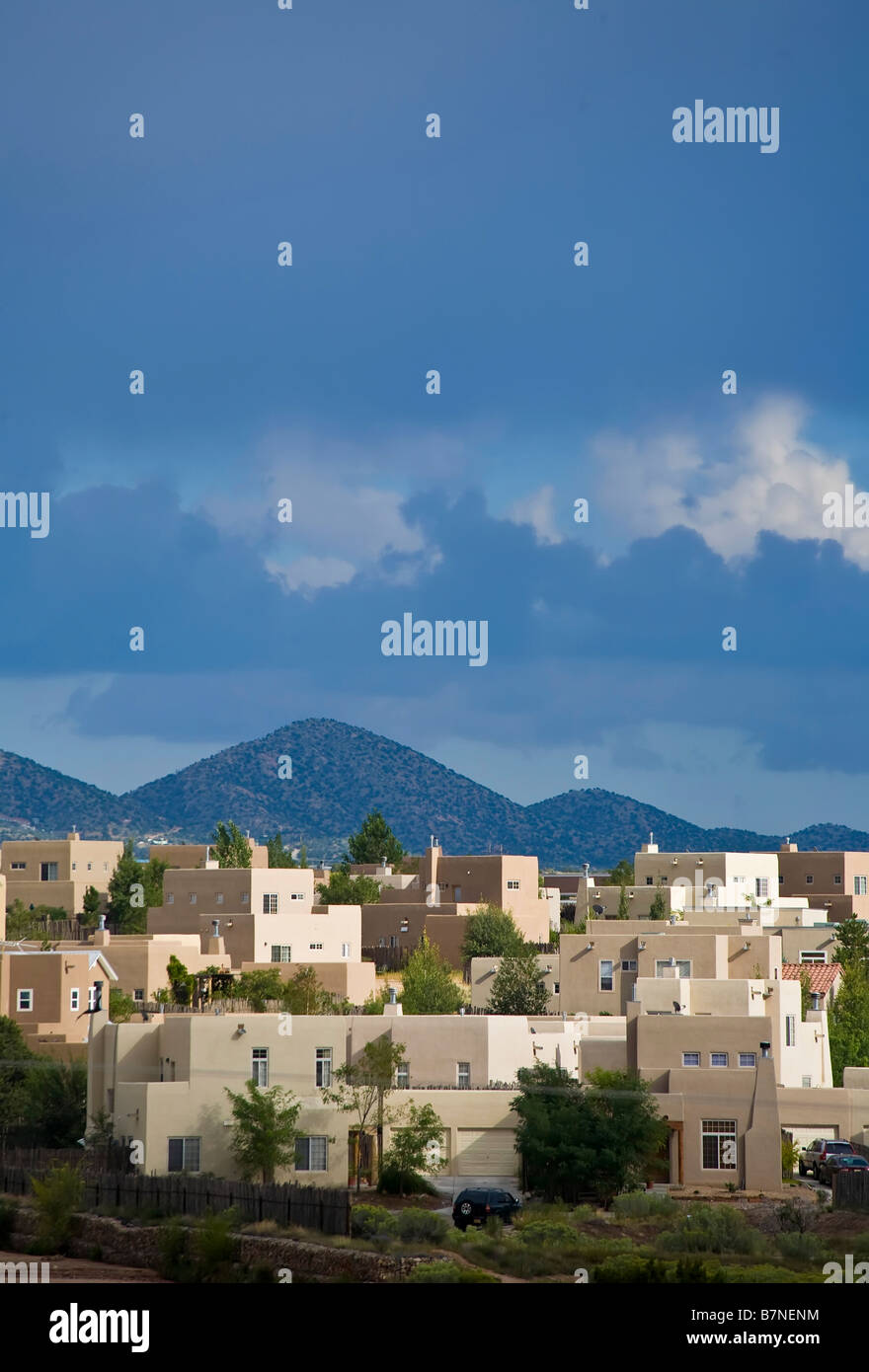 Neue Wohnsiedlungen von Santa Fe mit Bergen im Hintergrund Stockfoto