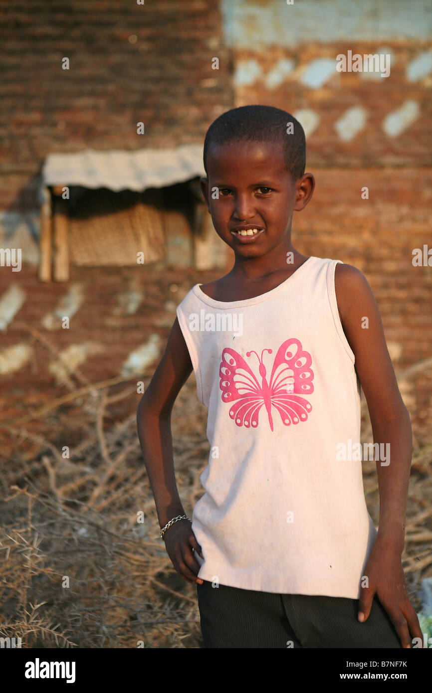 Kleiner Junge in Schmetterling-t-Shirt Mohammed Haybe IDP Camp Hargeisa Somaliland Stockfoto